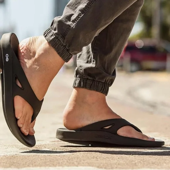 OOFOS Black Recovery Sandal - Picture 3 of 3